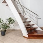 escalier moderne en bois et blanc beaune